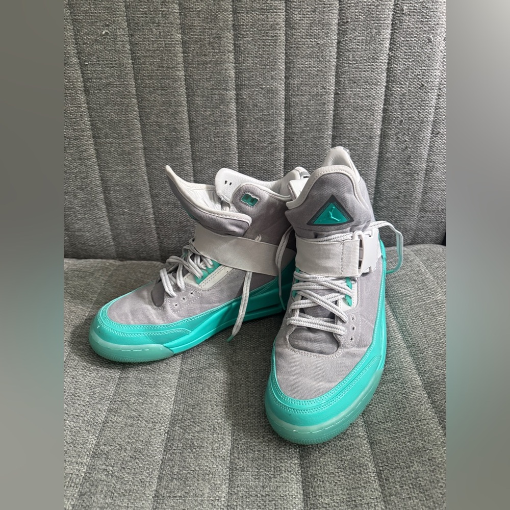 Jordan 3 Retro Explorer XX
Vast Grey Tropical Twist (Women's)